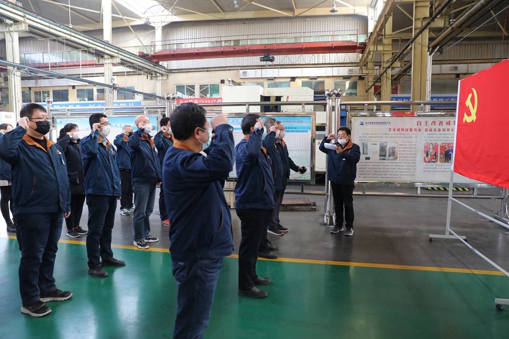 圖3： 2月21日，新成立的口罩機項目研發(fā)和生產(chǎn)兩個臨時黨支部在黨旗下誓師，勇于擔(dān)當(dāng)、不怕困難、全力以赴，堅決完成攻堅任務(wù)。1.jpg