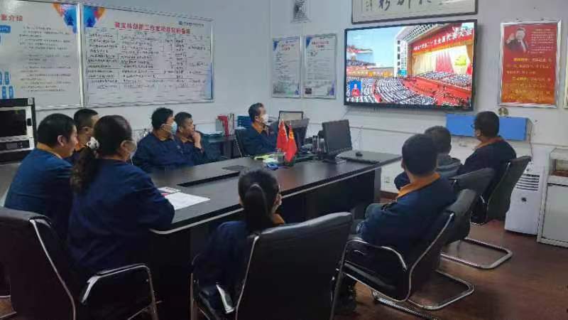 全國五一勞動獎章獲得者、全國紡織大工匠、山西省勞模創(chuàng)新工作室?guī)ь^人裴寶林帶領徒弟們觀看二十大。.jpg